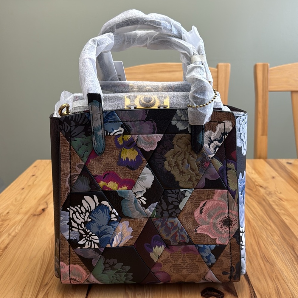 NWT Coach x Kaffe Fassett Troupe Tote In Signature Canvas With Patchwork - Picture 3 of 15